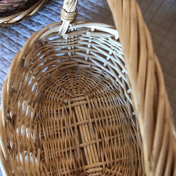 NEW HANDMADE BEAUTIFUL BASKET - Picture 3 of 5